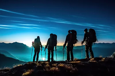 夜山徒步旅行者风景画背景