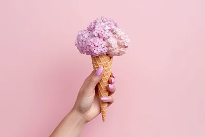 女性手握粉红花朵冰淇淋华夫饼